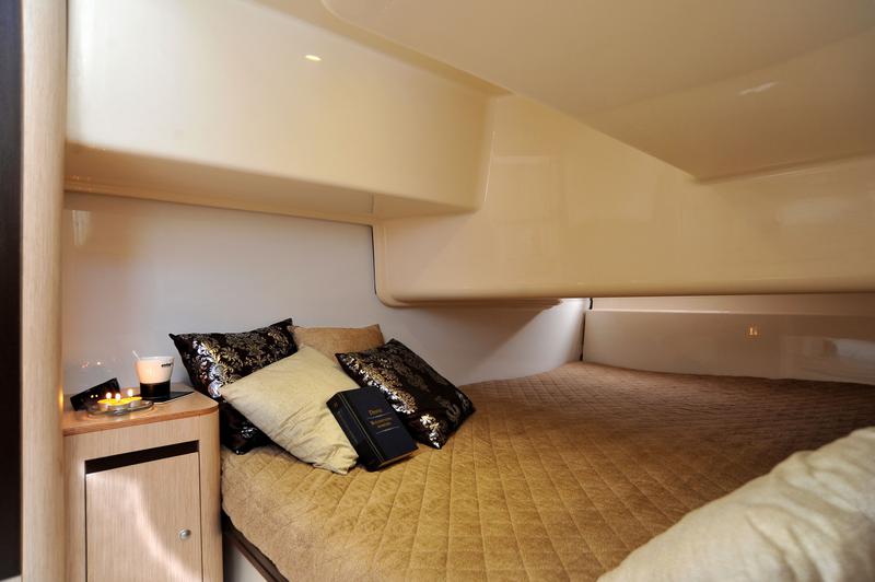 Book yachts online - motorboat - Elan Power 30 - Elan 30 - rent