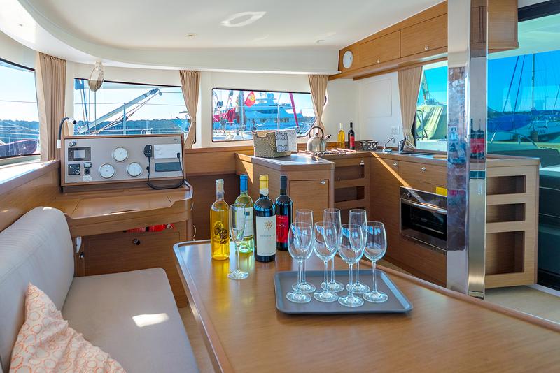 Book yachts online - catamaran - Lagoon 42 - Beatrix - rent