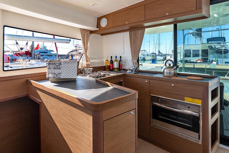 Book yachts online - catamaran - Lagoon 42 - Beatrix - rent