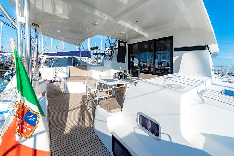 Book yachts online - catamaran - Lagoon 42 - Beatrix - rent