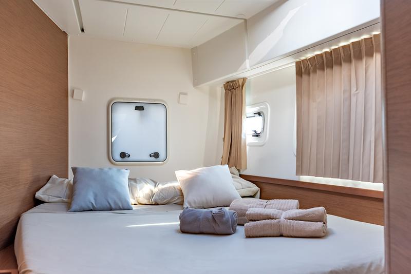 Book yachts online - catamaran - Lagoon 42 - Beatrix - rent