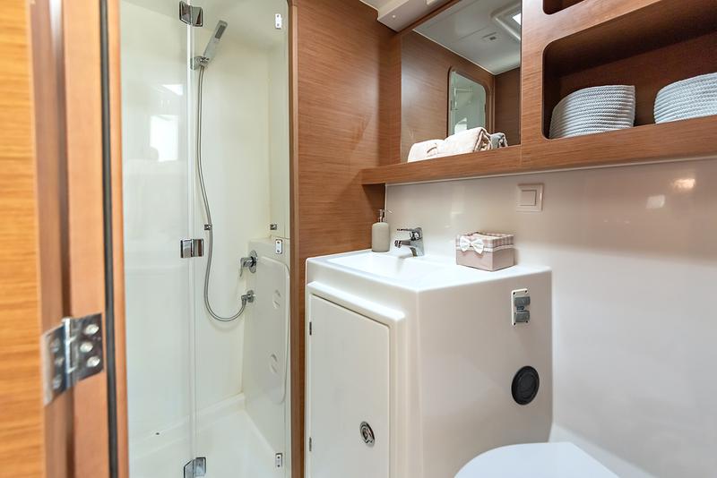 Book yachts online - catamaran - Lagoon 42 - Beatrix - rent