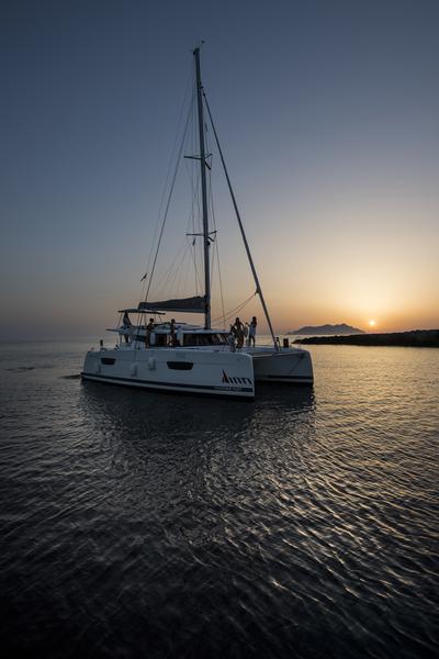 Book yachts online - catamaran - Fountaine Pajot Astréa 42 - Astrea (watermaker+generator) - rent