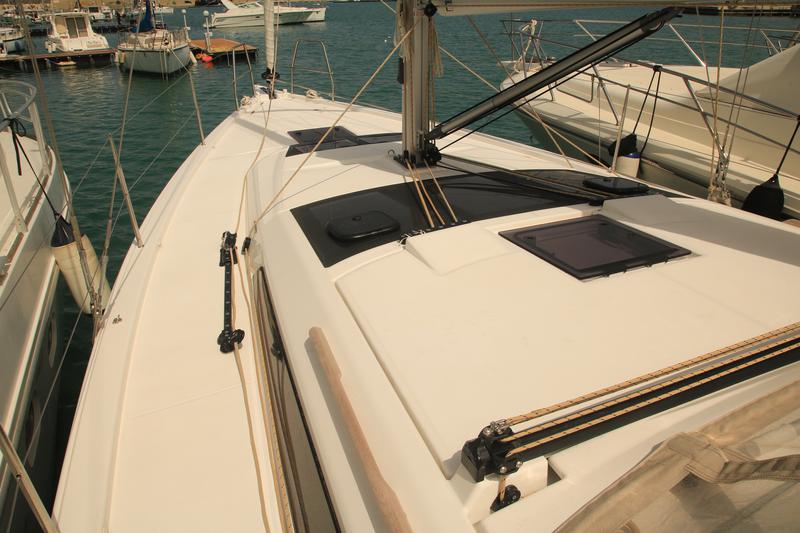 Book yachts online - sailboat - Dufour 390 Grand Large - DILI (vers 50hp+Gas Bbq) - rent