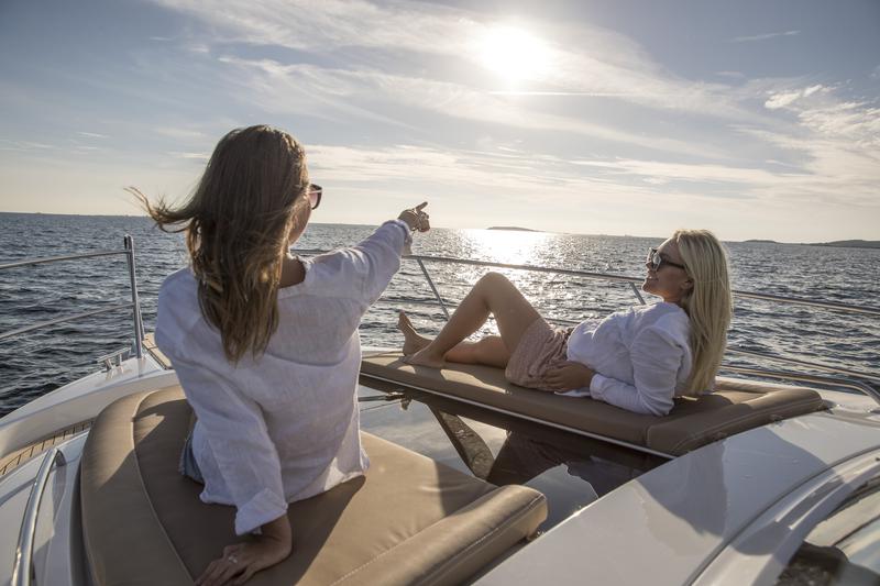 Book yachts online - motorboat - Nimbus 405 Coupe - Unisono - rent