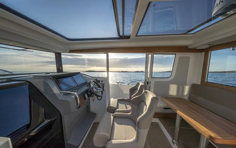 Book yachts online - motorboat - Nimbus Commuter 9 - STICH - rent