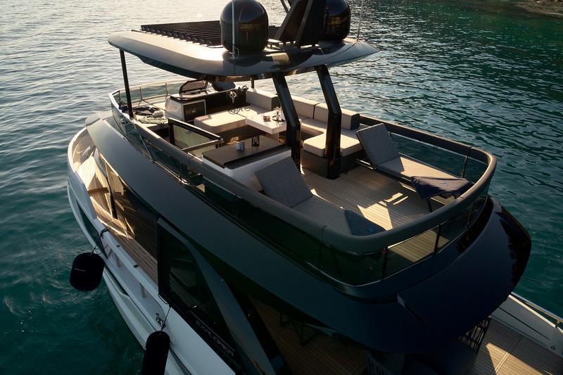 Book yachts online - motorboat - Explorer 62 Fly - Blue Moon - rent