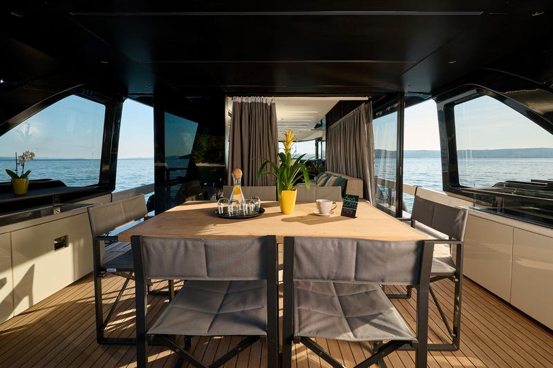 Book yachts online - motorboat - Explorer 62 Fly - Blue Moon - rent