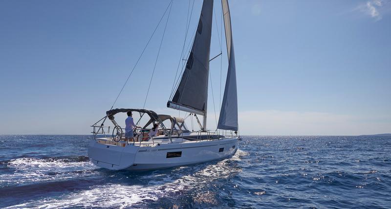 Book yachts online - sailboat - Bavaria C38 - ARINNA - rent