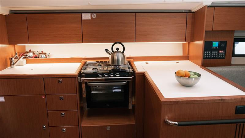 Book yachts online - sailboat - Bavaria C42 - NOMAD - rent