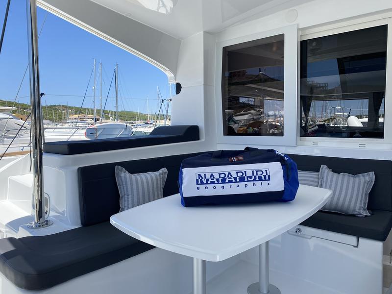 Book yachts online - catamaran - Lagoon 40 - L-40 Cat - rent