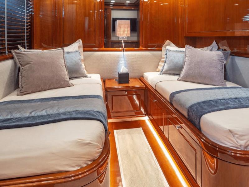 Book yachts online - motorboat - Posillipo Technema 95S - Divine - rent