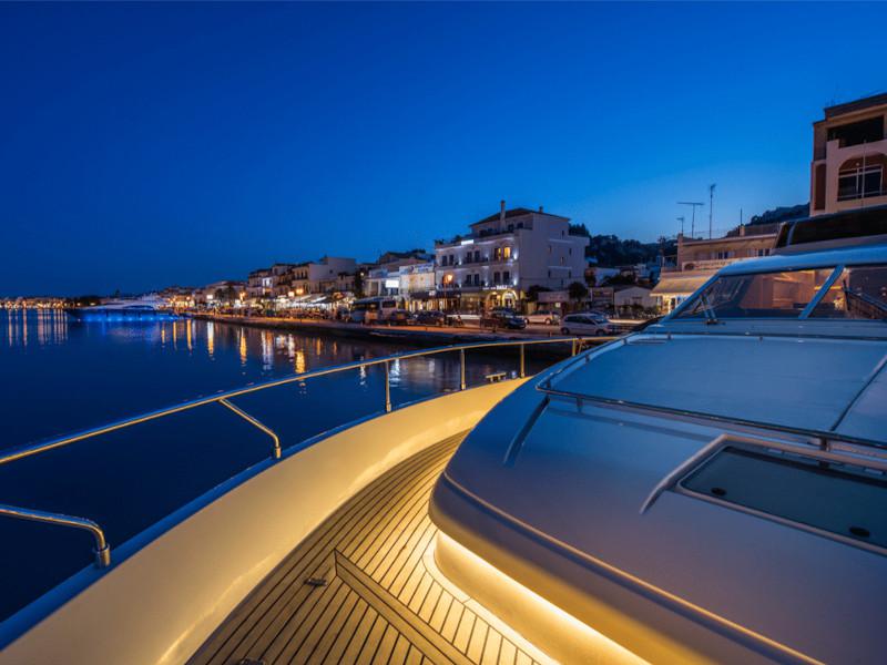 Book yachts online - motorboat - Ferretti 225 - Vento - rent