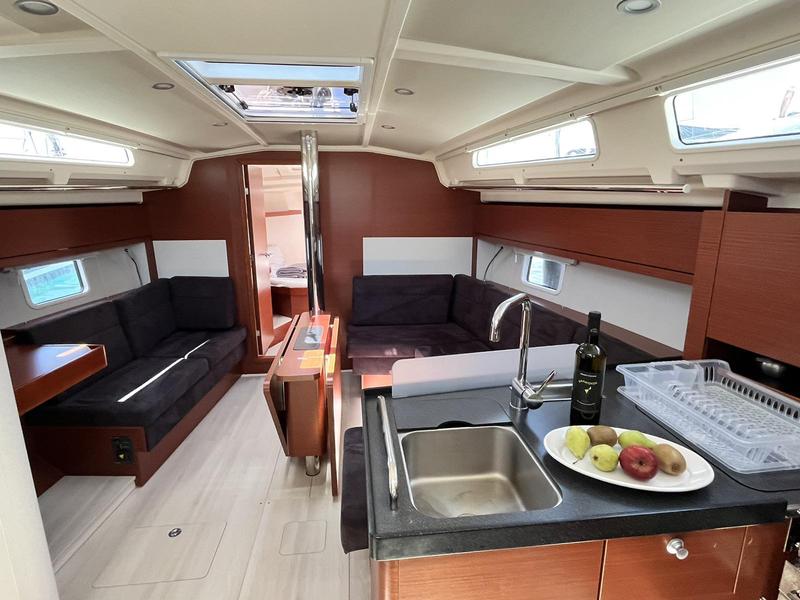 Book yachts online - sailboat - Hanse 418 - DAFNE (generator, watermaker, teak cockpit, gas BBQ) - rent