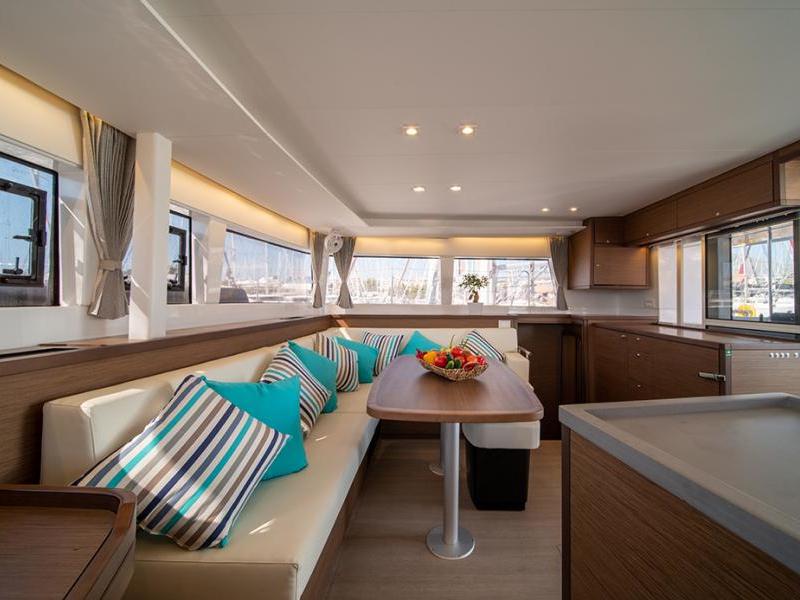 Book yachts online - catamaran - Lagoon 450  Flybridge - ANNIE (generator, air condition, water maker, 2 SUP free of charge) - rent