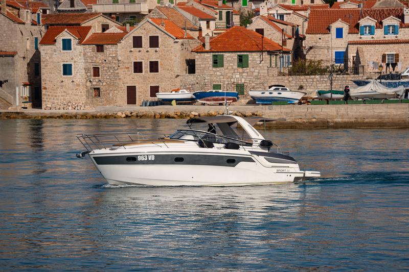 Book yachts online - motorboat - Bavaria 32 Sport - Dora - rent