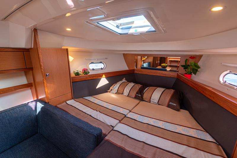 Book yachts online - motorboat - Bavaria 32 Sport - Dora - rent