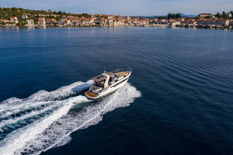 Book yachts online - motorboat - Bavaria 32 Sport - Dora - rent