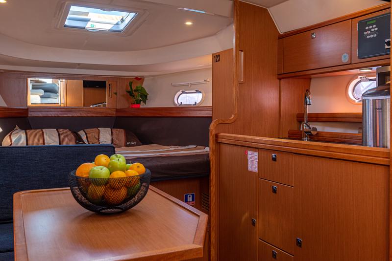 Book yachts online - motorboat - Bavaria 32 Sport - Dora - rent