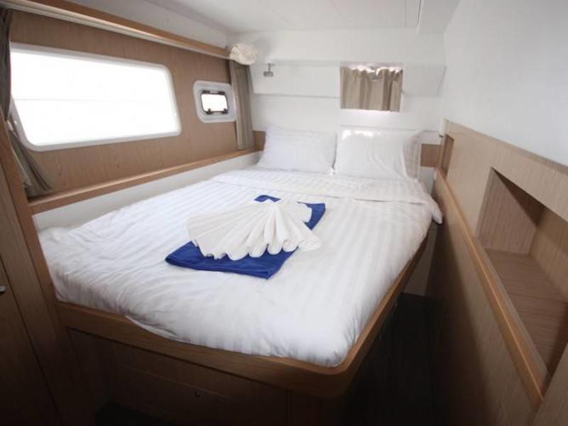 Book yachts online - catamaran - Lagoon 400 S2 - Esmeralda - rent