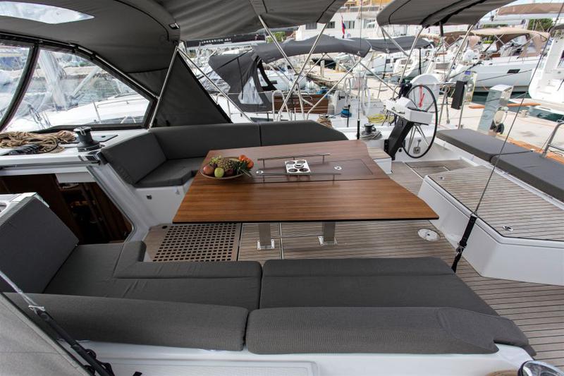 Book yachts online - sailboat - Dufour 530 - ANNA III - rent