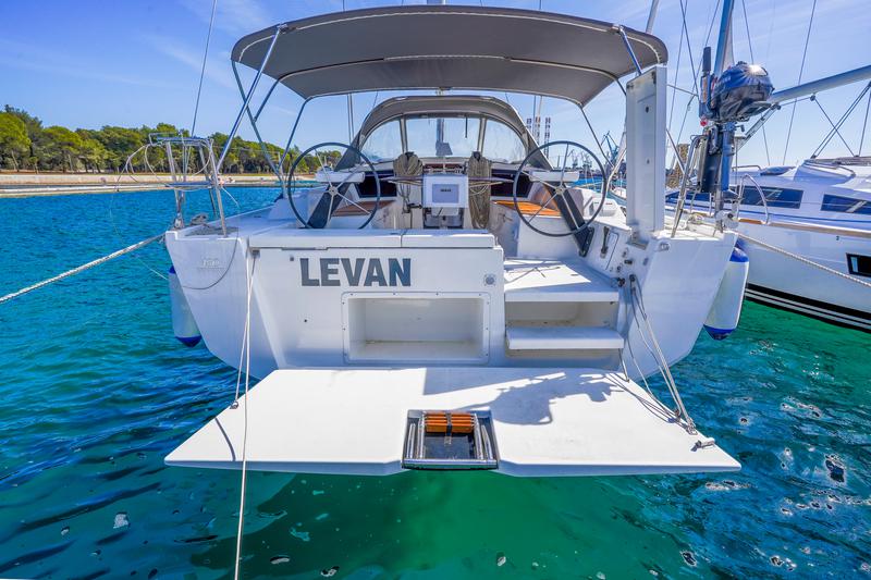 Book yachts online - sailboat - Dufour 430 - Levan - rent