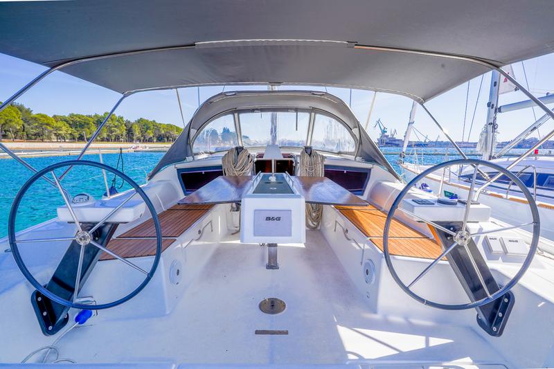 Book yachts online - sailboat - Dufour 430 - Levan - rent