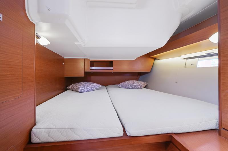 Book yachts online - sailboat - Dufour 430 - Levan - rent