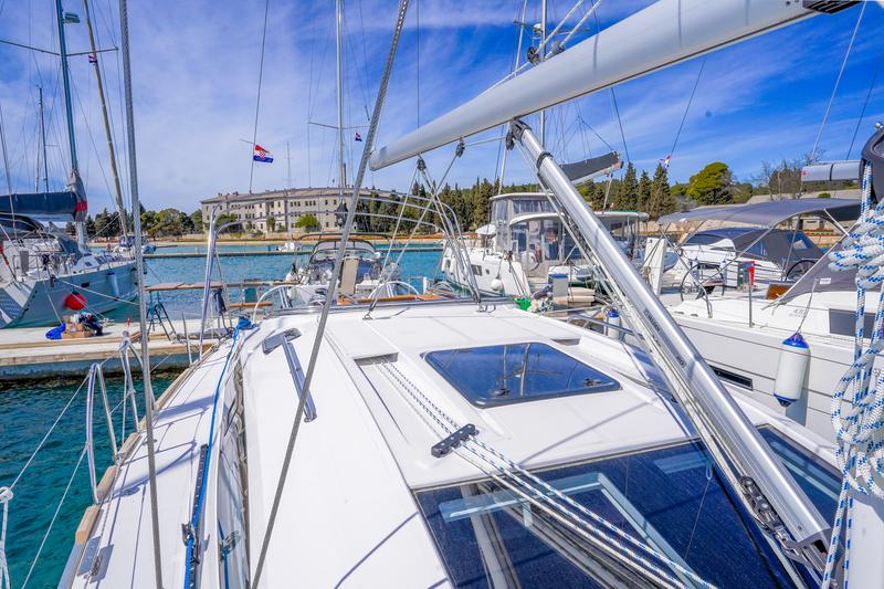 Book yachts online - sailboat - Dufour 430 - Levan - rent