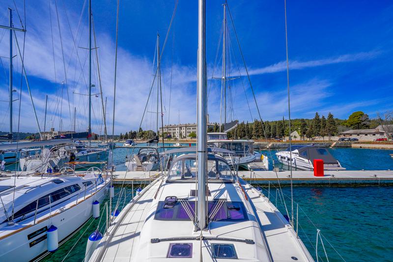 Book yachts online - sailboat - Dufour 430 - Levan - rent