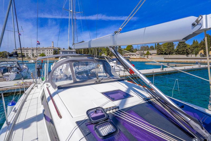 Book yachts online - sailboat - Dufour 430 - Levan - rent