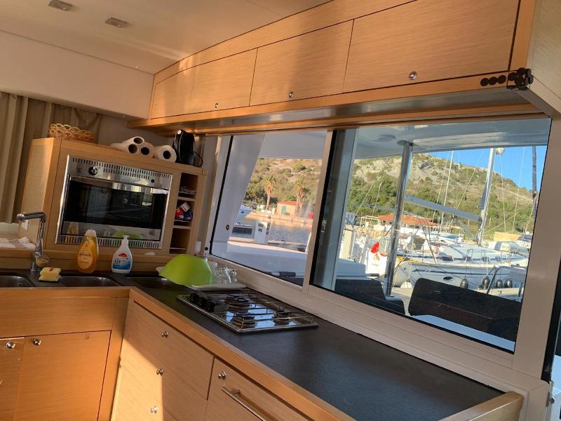 Book yachts online - catamaran - Lagoon 400 S2 - Victoria - rent