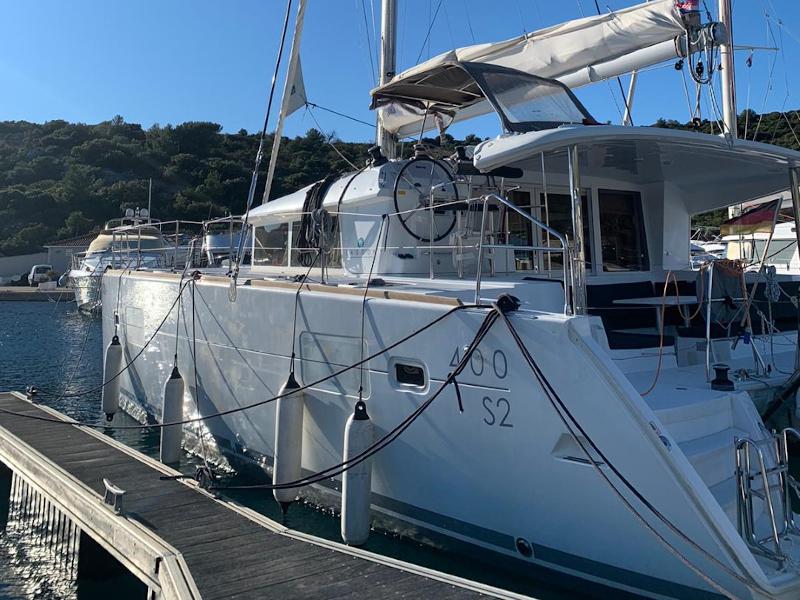 Book yachts online - catamaran - Lagoon 400 S2 - Victoria - rent
