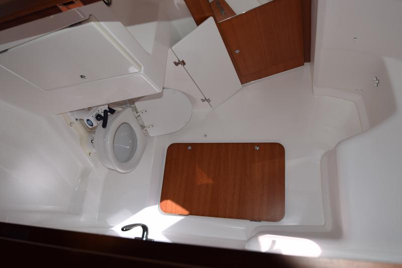 Book yachts online - sailboat - Dufour 335 Grand Large - Vittoria - rent
