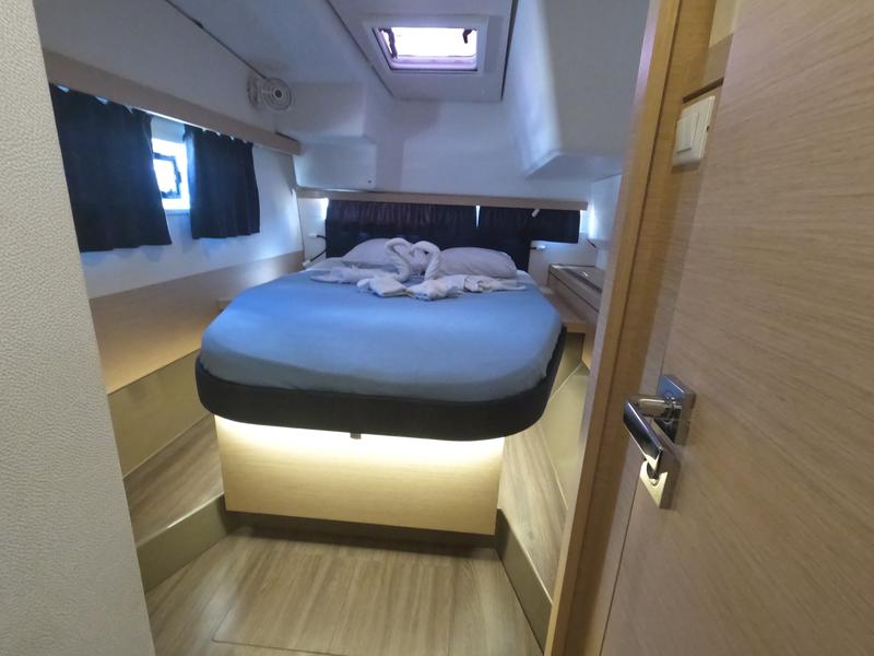 Book yachts online - catamaran - FP Lucia 40 - Lucky Cat - rent