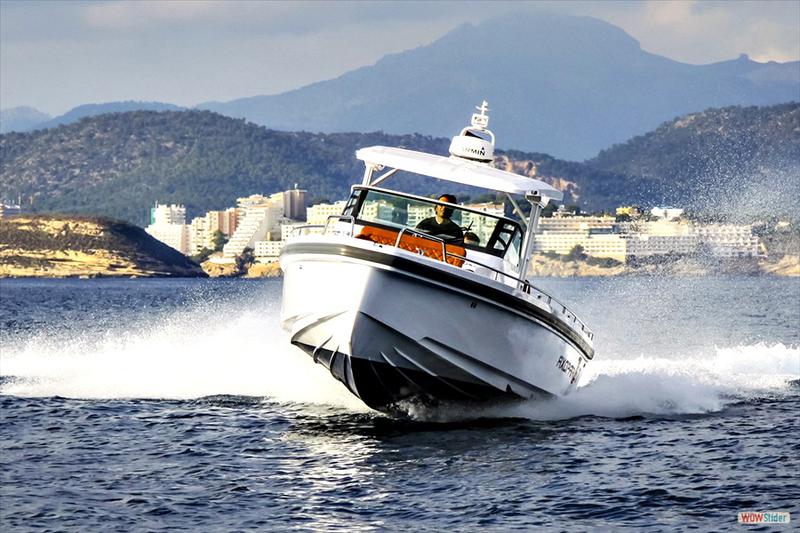 Book yachts online - motorboat - Axopar 37 T Top - Axopar 37 TT - rent