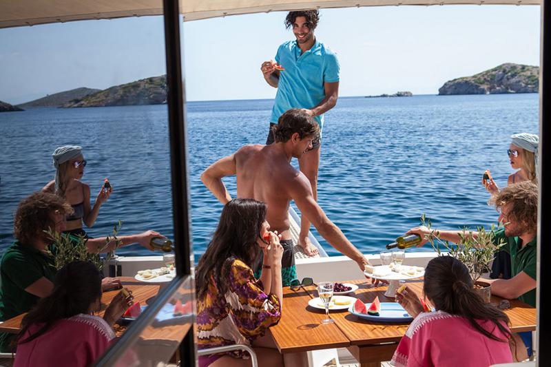 Book yachts online - motorboat - Riviera 48 Flybridge - MARINA - rent