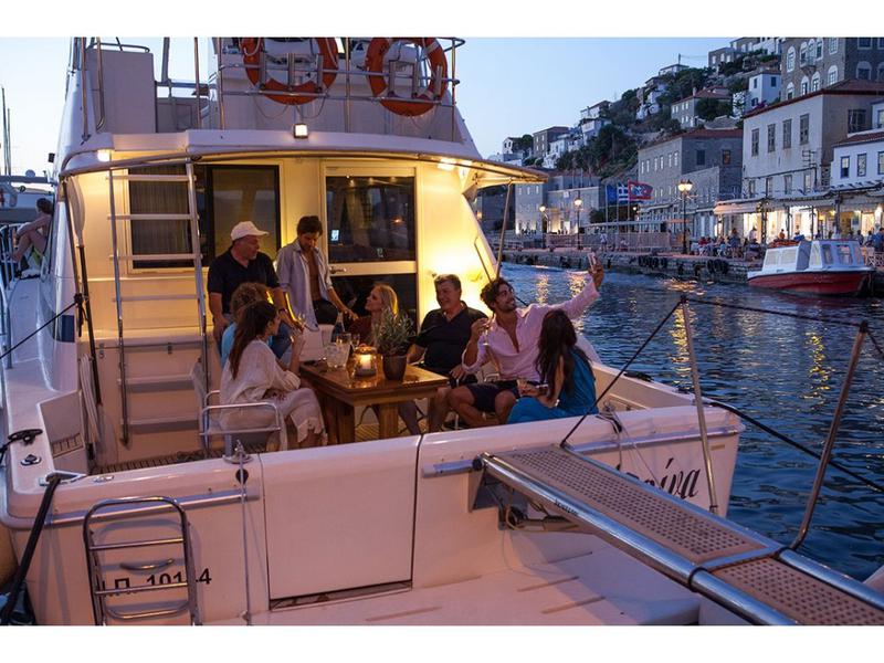 Book yachts online - motorboat - Riviera 48 Flybridge - MARINA - rent