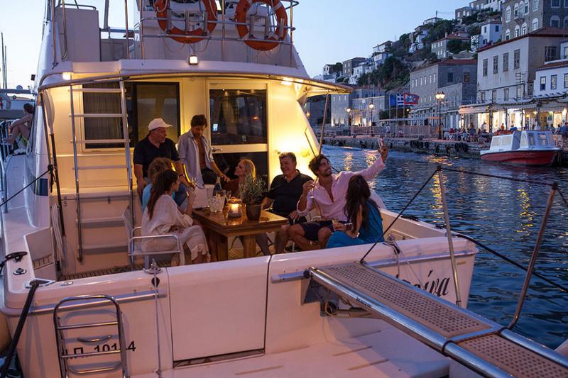 Book yachts online - motorboat - Riviera 48 Flybridge - MARINA - rent