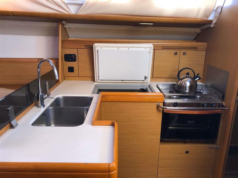 Book yachts online - sailboat - Sun Odyssey 42 i Performance - Waterproof - rent