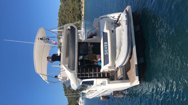 Book yachts online - motorboat - Ferretti 450 - Silver - rent