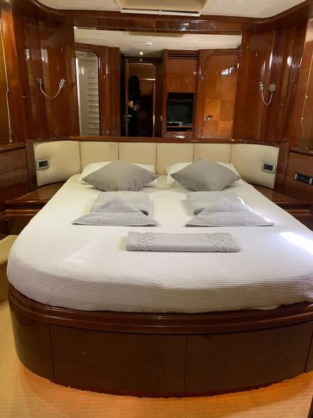 Book yachts online - motorboat - Azimut 80 - Alibi - rent
