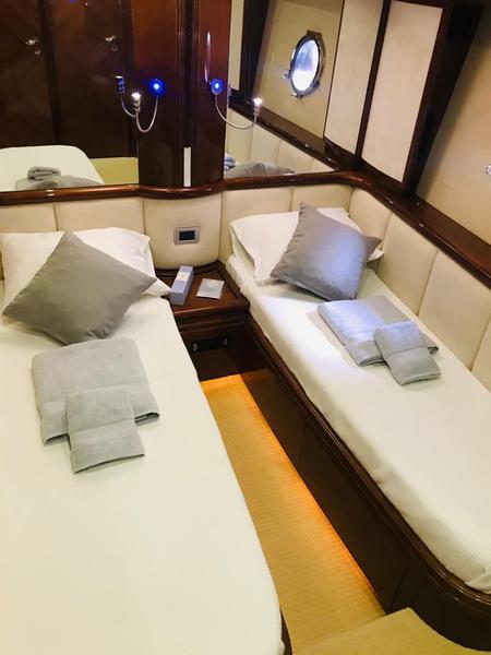 Book yachts online - motorboat - Azimut 80 - Alibi - rent