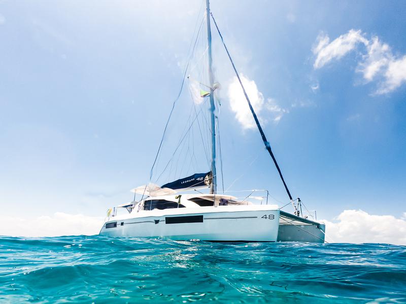 Book yachts online - catamaran - Leopard 48 - Black Swan - rent