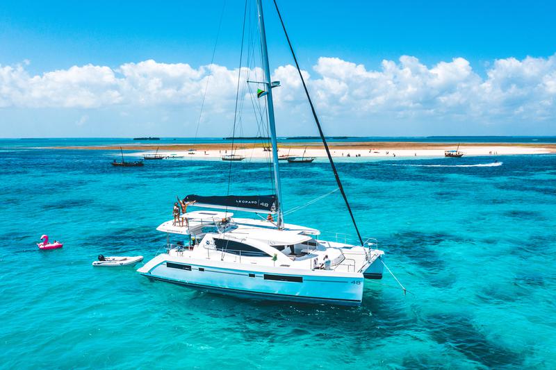 Book yachts online - catamaran - Leopard 48 - Black Swan - rent