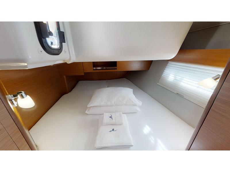 Book yachts online - sailboat - Dufour 390 Grand Large - Sara - rent