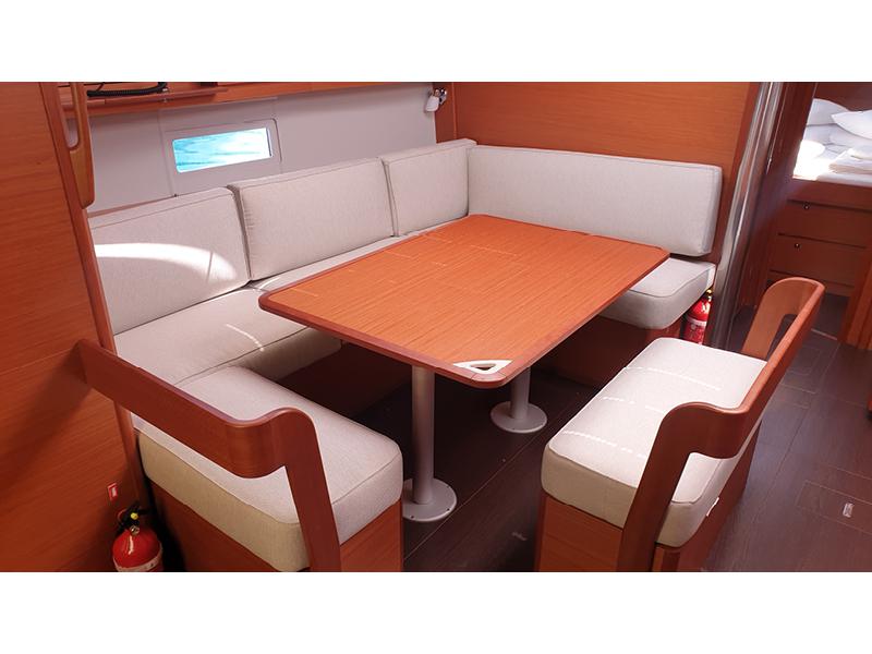 Book yachts online - sailboat - Dufour 430 Grand Large - Amoroso - rent