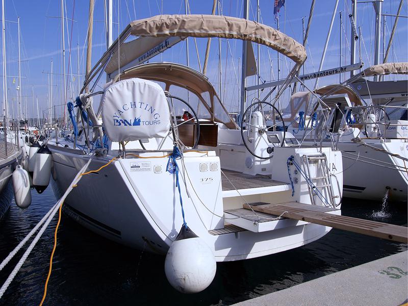 Book yachts online - sailboat - Dufour 375 Grand Large - Iva FB - rent