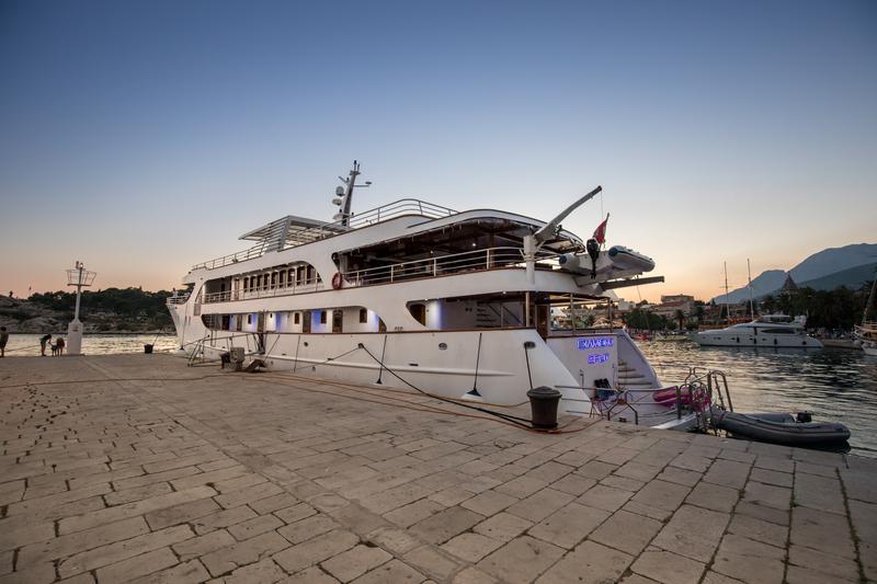 Book yachts online - motorboat - Luxury Motor Yacht - Diamond - rent