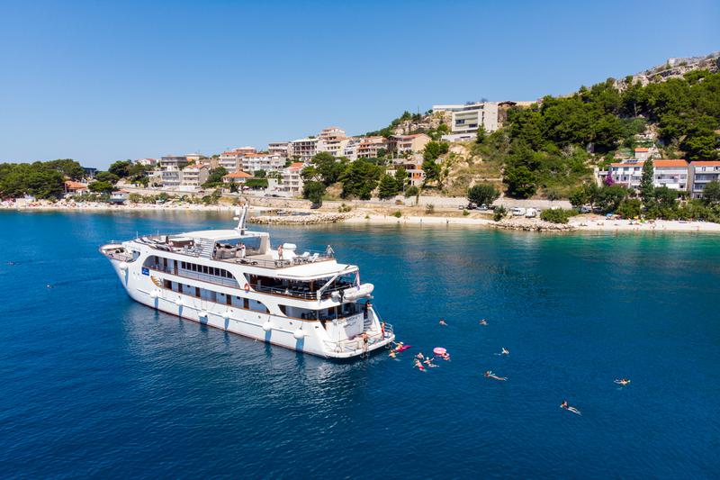 Book yachts online - motorboat - Luxury Motor Yacht - Diamond - rent